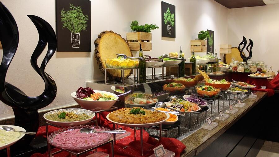 يقدم المطعم مجموعة من المأكولات العالمية، وركناً مخصصاً للأطفال مع قائمة طعام خاصة وعلب الفوشار وآلة لصنع غزل البنات