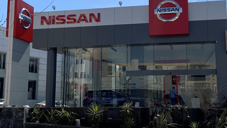 تزدهي صالة عرض نيسان الجديدة بمفهوم خاص في التصميم لتعكس العناصر الأساسية للعلامة وتضم عناصر جديدة في التصاميم الداخلية والخارجية يبرز فيها  اللون الأحمر الذي عرفت به علامة نيسان