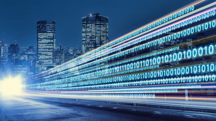 ستحصل المؤسسات على الدعم الفني اللازم من قبل خبراء مايكروسوفت لعملية انتقال كلا من Windows Server) / SQL Server /SAP  )، بالإضافة إلى تحديث التطبيقات المؤسسية وتقديم تحليلات البيانات المتطورة