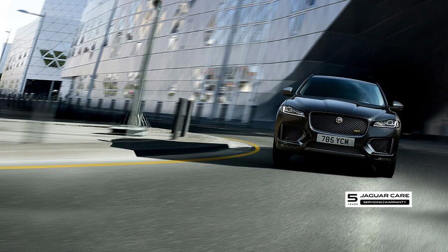 جاكوار تشارك مع كانون في صناعة أول فيلم يصنع باستخدام كاميرا C500 MARK II الجديدة بدقة 5.9K ونظام EOS، لتصوير الأداء الديناميكي لسيارة F-PACE الحاصلة على الجوائز