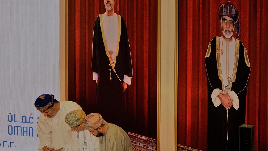 عمانتل وبريد عُمان تُطلقان ثلاثة طوابع إجلالاً وتقديراً لصاحب الجلالة السلطان قابوس بن سعيد - طيب الله ثراه -