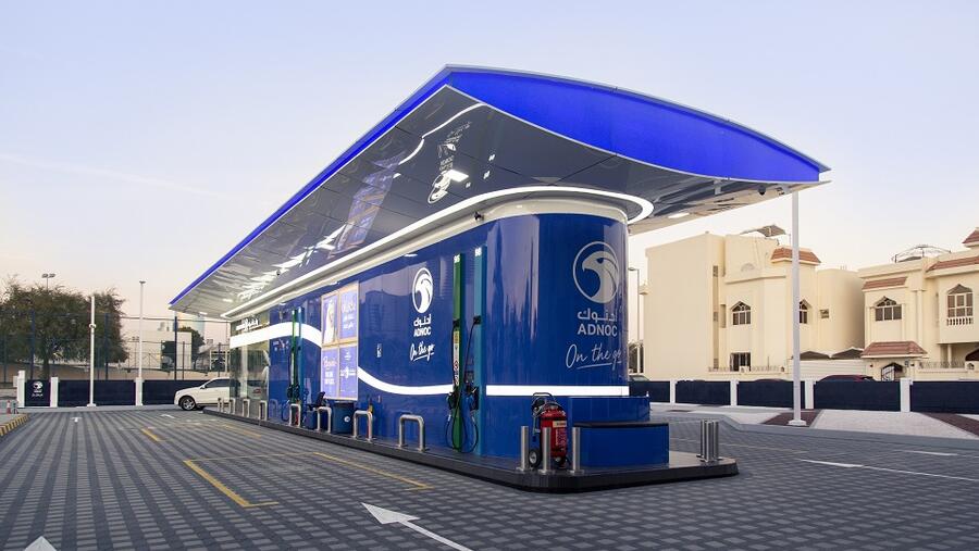 تتميز محطات هذا الطراز بوجود متجر يتيح للعملاء التسوق دون مغادرة المركبة.