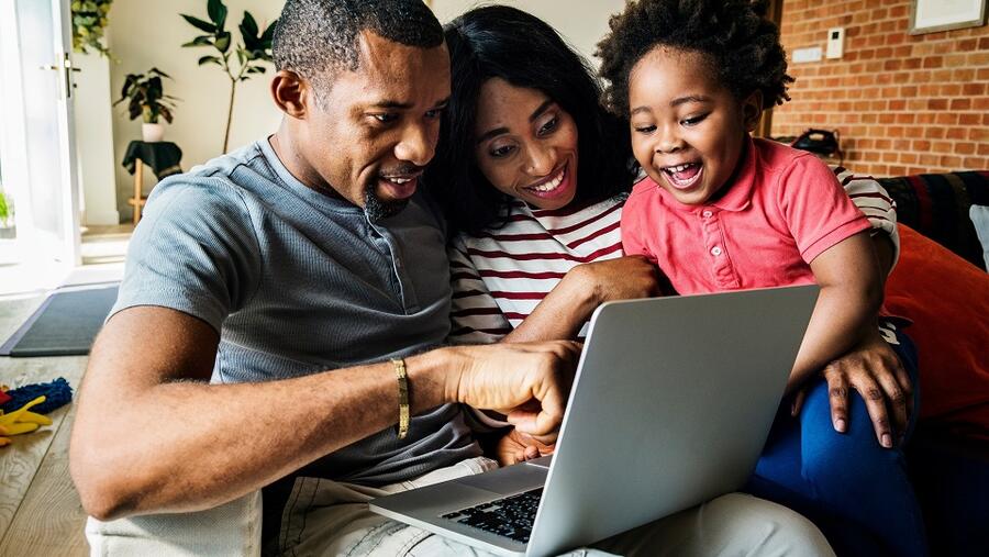 يُظهر البحث تأثيرًا بعيد المدى لنموذج الدفع عند الطلب، حيث يتمتع مستخدمو هذا النموذج وعائلاتهم بحياة أكثر سعادة وصحة، ويشعرون بالأمن والأمان وتقدير الذات