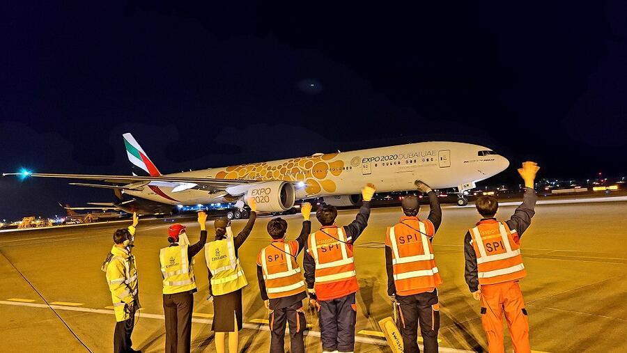 ودع أفراد فرق طيران الإمارات للخدمات الأرضية في 39 محطة خارجية رحلات الركاب الأخيرة قبل بدء سريان قرار التعليق المؤقت