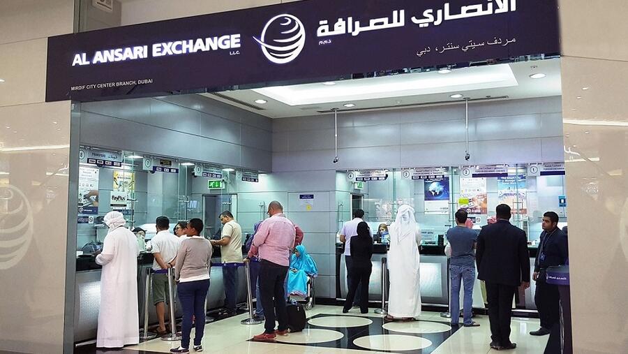 تعتبر الأنصاري للصرافة من أوائل الشركات التي اعتمدت المنصات الرقمية لتزويد عملائها بالمرونة اللازمة لإجراء أيّ عملية تحويل من خلال الهواتف الذكية