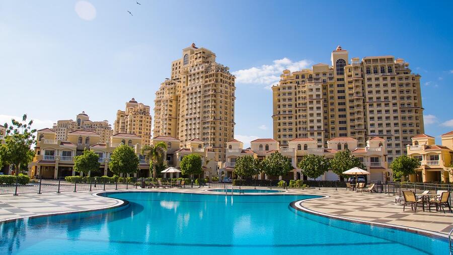 أغلقت "الحمرا" مؤقتاً مرافقها العامة مثل الشاطئ وصالات الألعاب الرياضية والمسابح ومنطقة ألعاب الأطفال ومناطق الشواء وقاعات الحفلات.