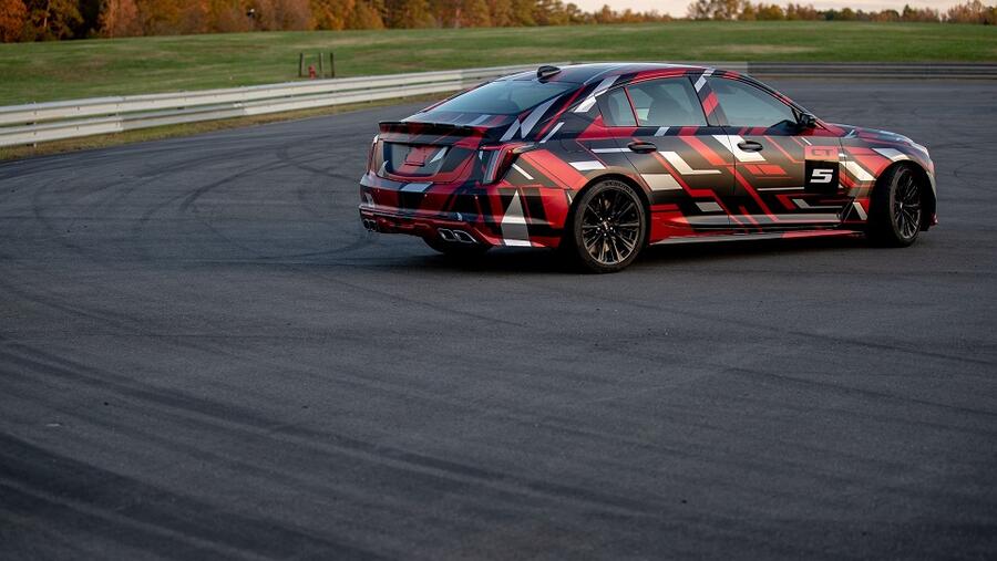  كاديلاك تطلق اسم CT4-V Blackwing و CT5-V Blackwingعلى طرازي الأداء الفائق 