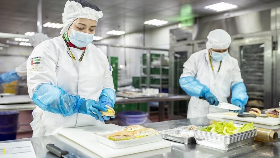 ذراع التموين التابع للاتحاد للطيران يوفّر وجبات طعام للمتأثرين بأزمة وباء كورونا كوفيد-19