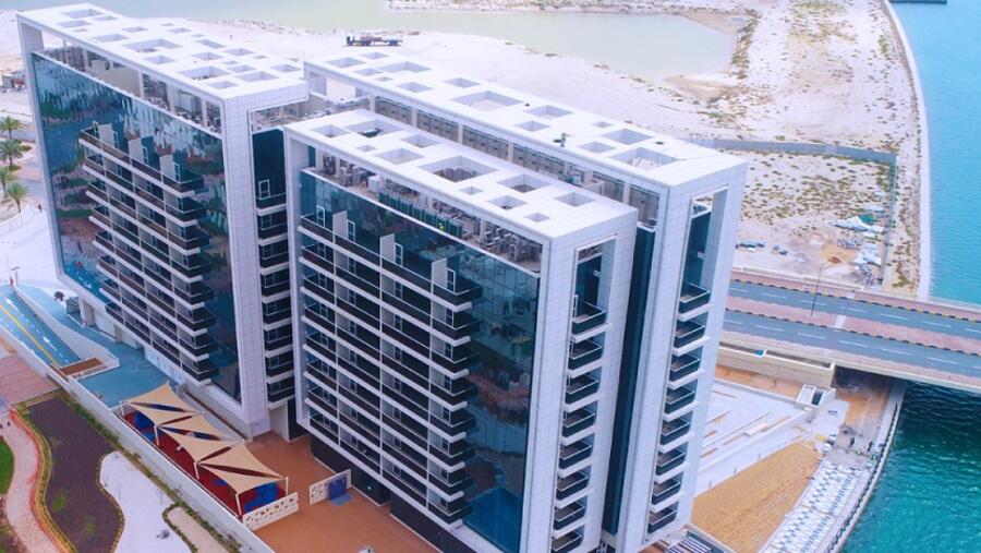 يتميز المشروع بموقعه الاستراتيجي الحيوي ضمن مجمع ميناء العرب في إمارة رأس الخيمة، وتحيط به مناظر طبيعية خلابة تجمع بين مياه البحر ورمال الشاطئ الذهبية. 