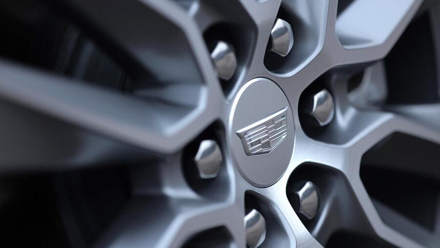 جميع الإطارات معرضة لحدوث تسطح جزئي على سطحها في حال عدم تحريك السيارة أو قيادتها لفترة طويلة من الزمن. قد تؤدي هذه الأجزاء المسطحة إلى زيادة اهتزاز السيارة. 