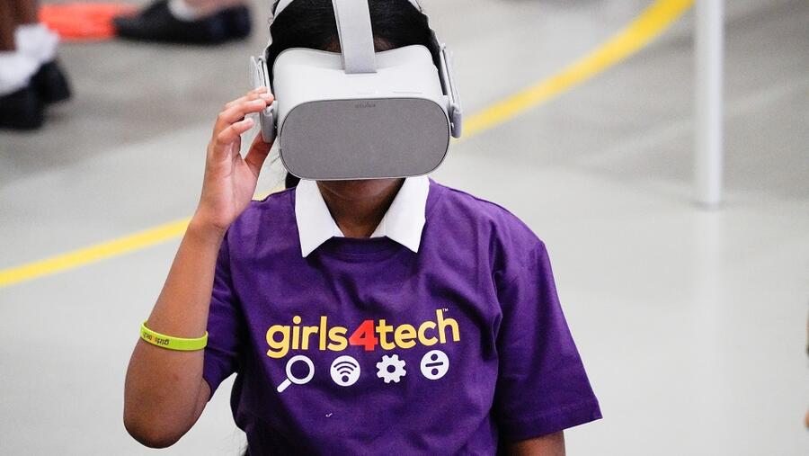 ماستركارد تقدم دورسًا مجانية على الإنترنت في مجالات العلوم والتكنولوجيا والهندسة والرياضيات للأطفال والمعلمين وأولياء الأمور