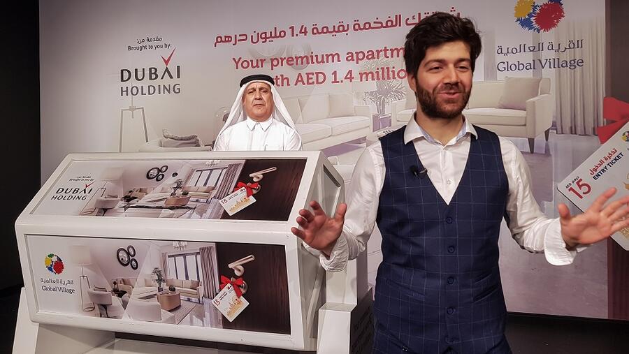 شارك ضيوف القرية العالمية الموسم الماضي إبتداءً من دخول السنة الجديدة في السحب باستخدام تذاكر الدخول التي تبلغ قيمتها 15 درهم وبطاقات "وجهات ترفيهية" .