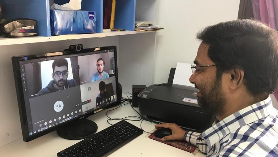 تسهم التكنولوجيا المتاحة للتعلم عن بعد في جامعة أبوظبي في تغطية الجانب العملي عبر التركيز على المشاريع واستخدام المحاكاة عالية الدقة للأنظمة الهندسية المعقدة