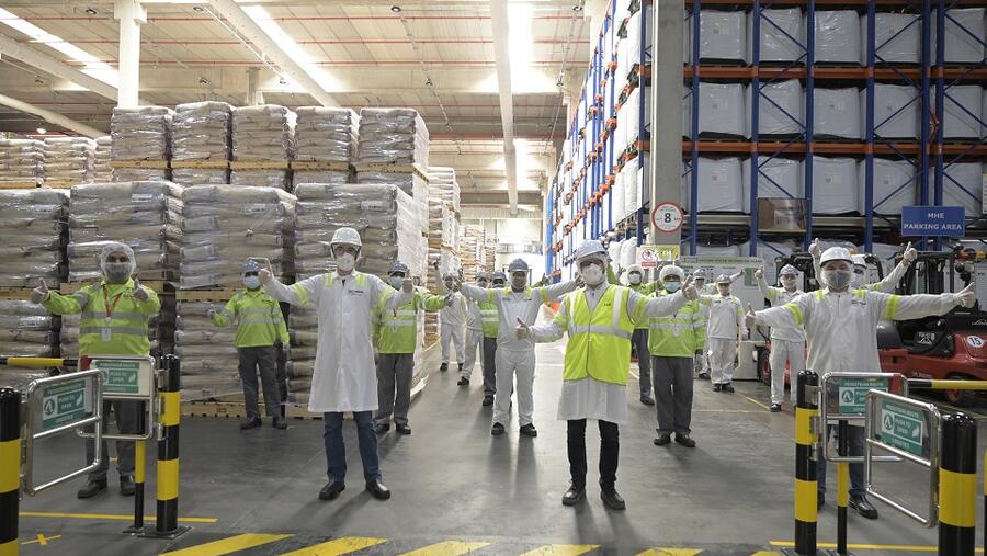 يعمل حالياً  أكثر من 10 آلاف موظف لدى "نستله" بجهد في الخطوط الأمامية التي كل من المصانع والمستودعات والخدمات اللوجستية والمبيعات والتوصيل إلى المنازل. 