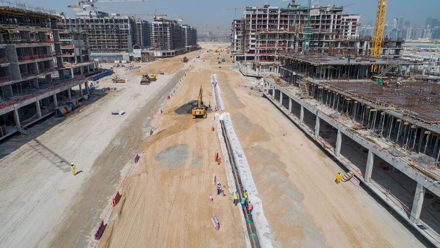 نشعر بالحماسة ونحن نرى التقدم المحرز في أعمال البنية التحتية بسرعة كبيرة، خاصة مع ظهور معالم مشروعنا الرئيسي ريفييرا بشكل واضح هناك.