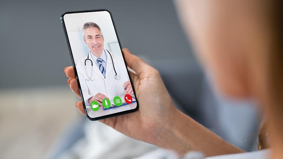 تتيح خدمة الرعاية الصحية عن بُعد للمرضى طلب الاستشارات الطبية بصورة آنية باستخدام أجهزة الكمبيوتر أو الهواتف الذكية أو الأجهزة اللوحية للحصول على الاستشارة عبر مكالمات الفيديو/ المكالمات الصوتية. 