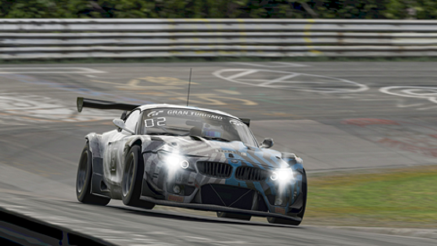 فيليب إنج، سائق BMW يصعد منصة التتويج في السباق الافتراضي على حلبة نوربورغرينغ نوردشليف