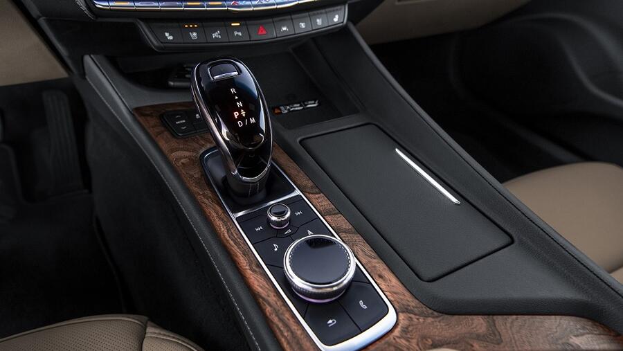 لطالما شكل الابتكار جزءًا لا يتجزأ من جوهر علامة كاديلاك منذ تأسيسها. وبدءًا بتقديم أول مفتاح تشغيل كهربائي إلى أول تقنية للقيادة بدون استخدام اليدين على الطريق السريع مع نظام "سوبر كروز"، كانت كاديلاك دائمًا ولا تزال رائدة في تطوير صناعة السيارات.  