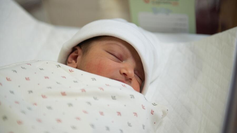 ولادة أول طفل لأم مُصابة بكورونا في "مستشفى الزهراء بدبي" 