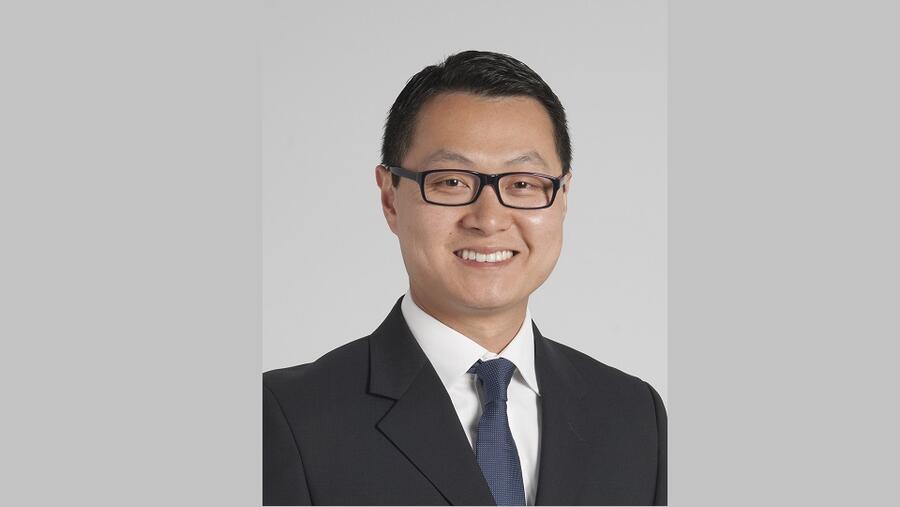 خبير من كليفلاند كلينك بالولايات المتحدة يشرح خطورة الأعراض الأقل شيوعًا لكورونا المستجد