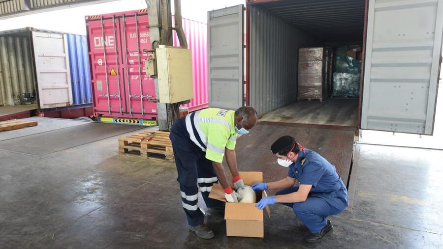 جمارك دبي تدعم قدرة حركة الشحن التجاري على مواجهة كورونا بالكفاءة والجاهزية العالية لضباط التفتيش الجمركي