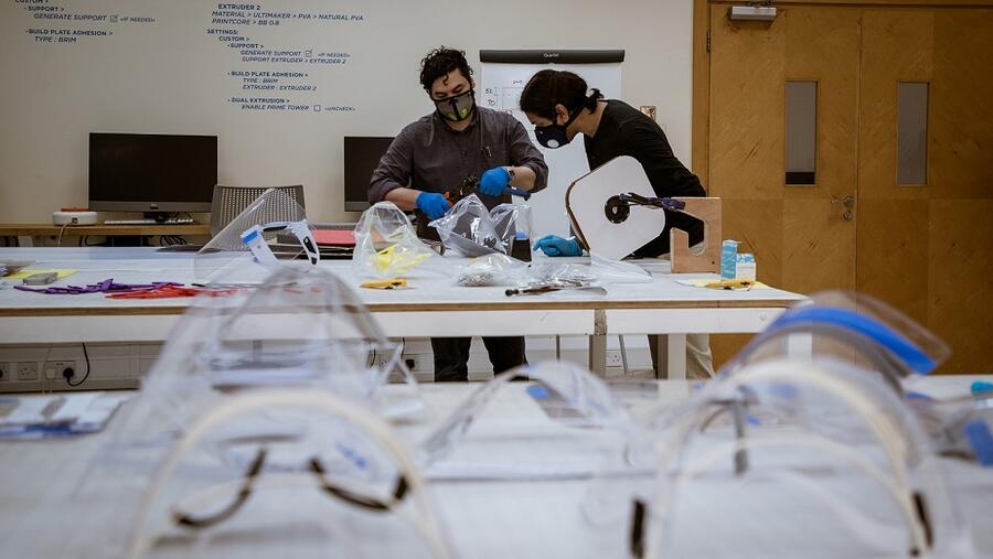 إنتاج أقنعة واقية للوجه بتقنية القطع بالليزر في مؤسسة قطر لمواجهة (كوفيد 19)