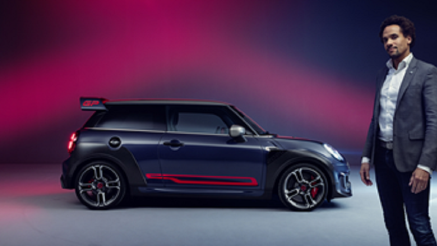 يتمتع الهيكل الخارجي لسيارة MINI John Cooper Works GP بتصميم يعكس إداءها الديناميكي الفائق بفضل الواجهة الأمامية المسطحة والمسافة الواسعة بين العجلتين وأقواس العجلات النافرة