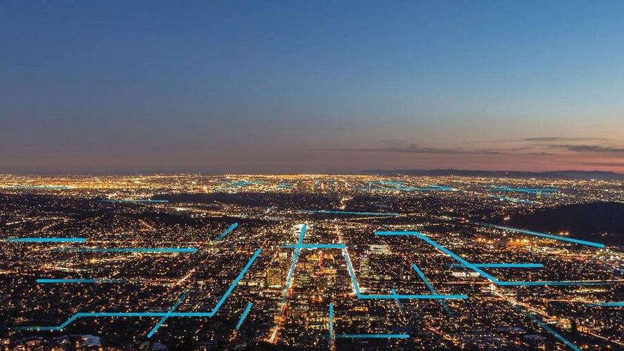 يعمل مئات الفنيين لدى "جنرال إلكتريك" على مدار الساعة للحفاظ على موثوقية وكفاءة شبكات الطاقة الكهربائية في المنطقة