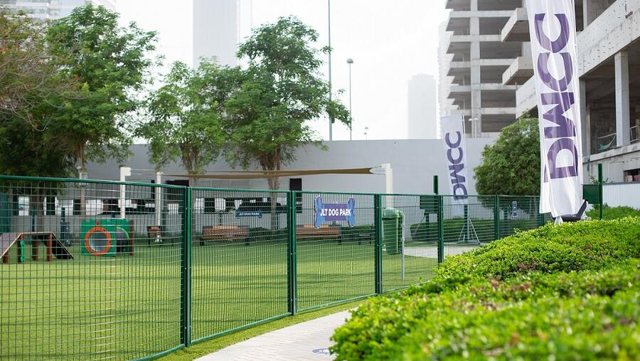 مركز دبي للسلع المتعددة يفتتح متنزهاً للكلاب في منطقة أبراج بحيرات الجميرا