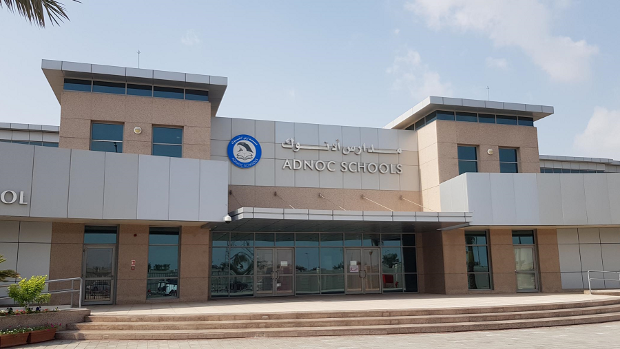 نسبة 95% من طلبة الصف الثاني عشر في مدارس أدنوك يواصلون تعليمهم العالي في الجامعات.