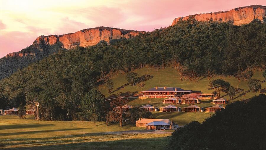 تلتزم طيران الإمارات بالإشراف البيئي، وتستخدم قوة التعاون والتوافق والتغيير في نظامها البيئي، كصياغة السياسات الداخلية وتمكين الموظفين واشتراط المعايير مع الشركاء والموردين.