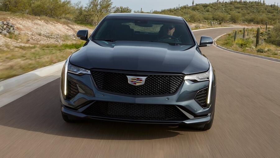 ’كاديلاك CT4‘ تتألّق في الأداء مع محرّك هائل العزم