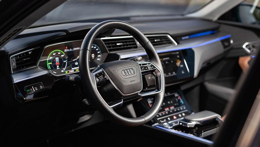 سيارة Audi e-tron 50 quattro  متوفرة في الأردن