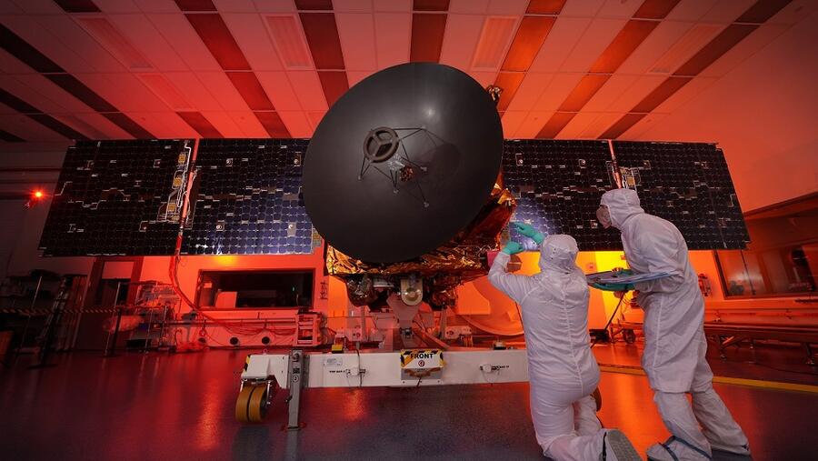 إنجاز عملية وضع مسبار الأمل داخل كبسولة وتثبيتها أعلى صاروخ الإطلاق بنجاح  