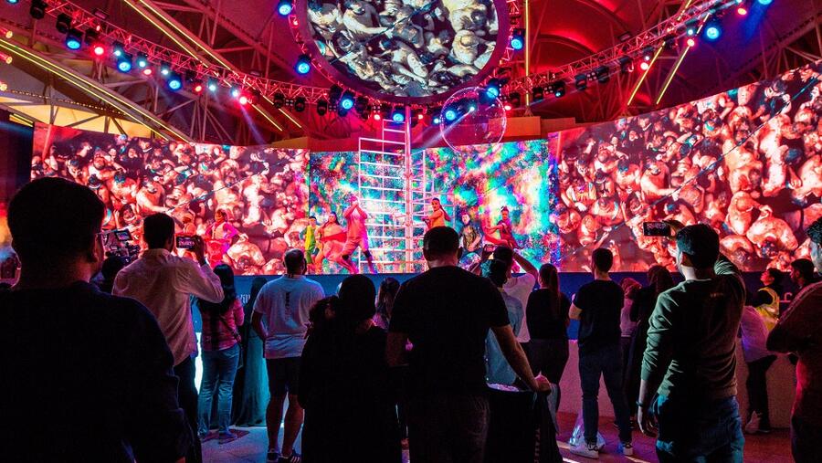 القرية العالمية وشبكة الإذاعة العربية تدعوان عشاق الموسيقى للانضمام إلى أكبر حفلة إفتراضية في العالم بمناسبة إنطلاق الموسم الخامس والعشرين 