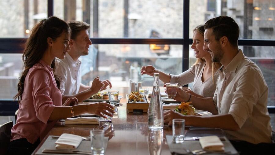 يتيح عرض "بيتك وأكثر" (Home Suite Home) الحصري فرصة للتمتع بأرقى مستويات الراحة والفخامة وسط إطلالات مذهلة في أجنحة العائلة أو الأجنحة بغرفة نوم واحدة لمدة تصل إلى ستة أشهر بأسعار تبدأ من 6,995 درهماً في الشهر