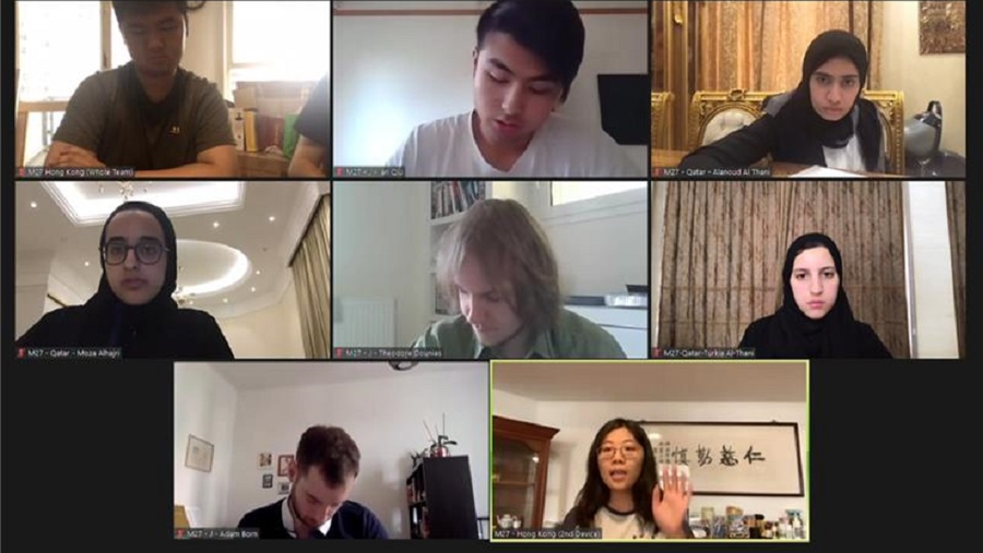 فريق المناظرات القطري في تحدٍ لإثبات مهاراته في بطولة عالمية عبر الإنترنت