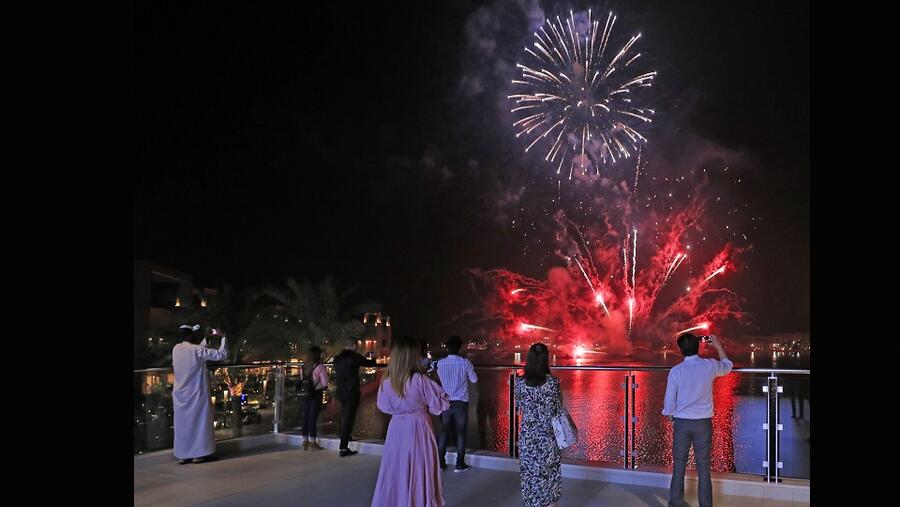 انطلق إلى "ذي بوينت خلال مفاجآت صيف دبي واستمتع بالألعاب النارية والهدايا المجانية والأنشطة العائلية