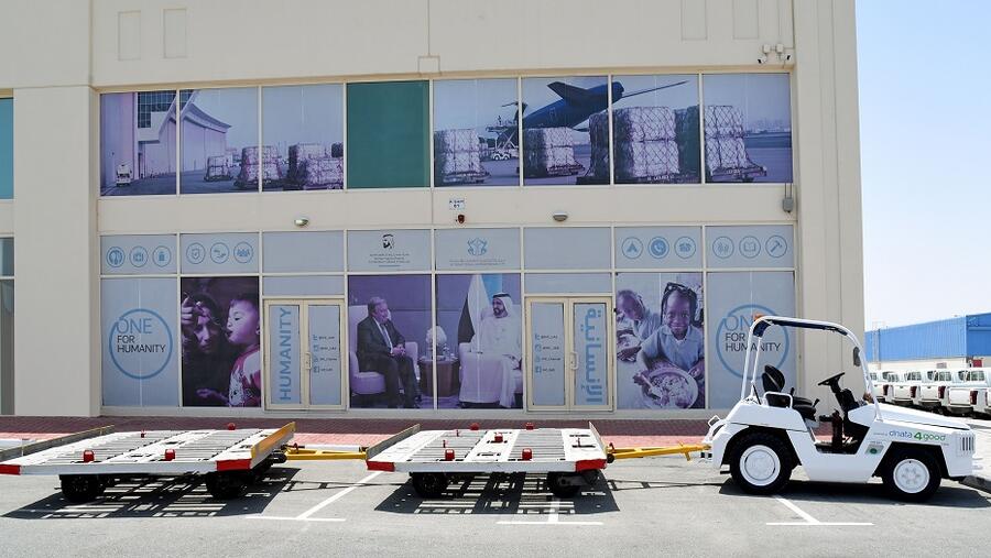 قامت دناتا بتسليم المعدات، التي شملت قاطرة جر وحاملَي حاويات، إلى مستودعات المدينة العالمية للخدمات الإنسانية في دبي