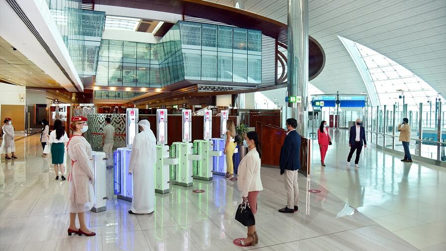 طيران الإمارات تستأنف تقديم الخدمات الأرضية المتميزة لركاب الأولى ورجال الأعمال بعد مراجعة شاملة لمعاييرالصحة والسلامة