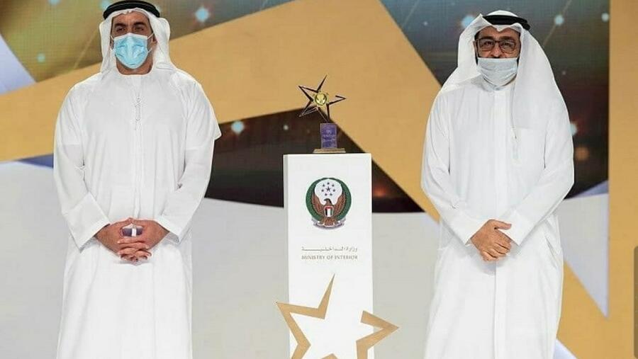 سيف بن زايد يكرّم منصور العور تقديراً لدوره في إنجاح جائزة وزير الداخلية للتميّز