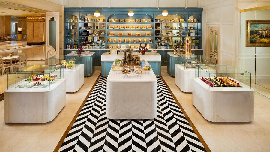 قهوة الكابتشينو برقائق الذهب في لو كافيه قصر الإمارات