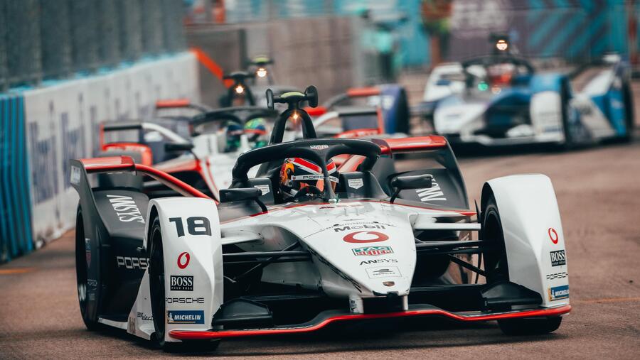 فريق بورشه يثبت جدارته في موسمه الأول من سباقات السيارات الكهربائية بالكامل ويظهر إمكاناته الواعدة كواحد من أفضل الفرق الجديدة