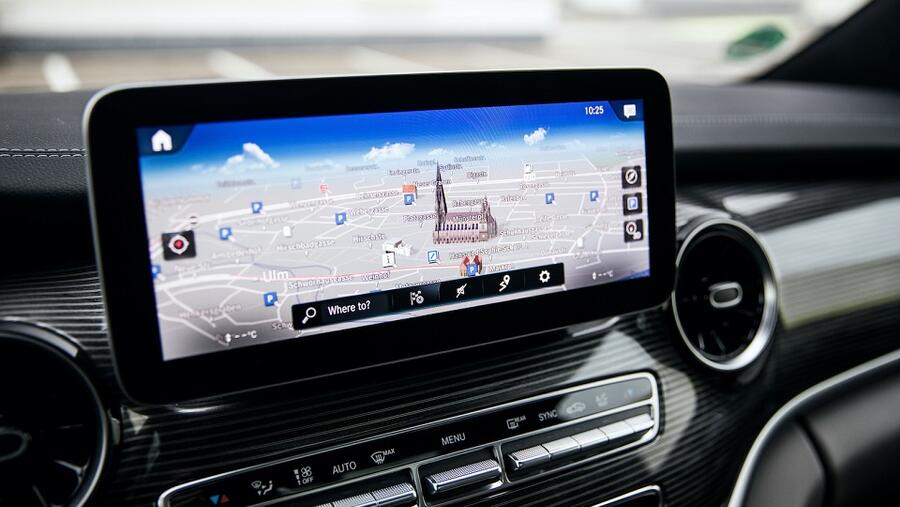 سيارة V-Class من مرسيدس-بنز: أكثر ذكاءً وتطوراً مع نظام الوسائط المتعددة MBUX