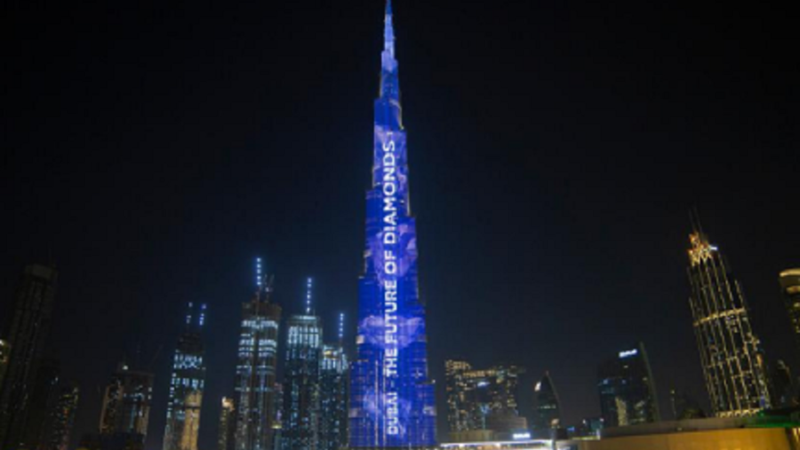 مركز دبي للسلع المتعددة يدعو عالم الماس إلى دبي عبر رسالة على واجهة برج خليفة