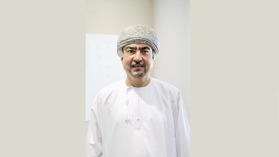 البنك الوطني العُماني يواصل نشر ثقافة الصيرفة الرقمية ويعفي عملائه من الرسوم على منصة خدمة الأعمال المصرفية للشركات عبر الإنترنت 