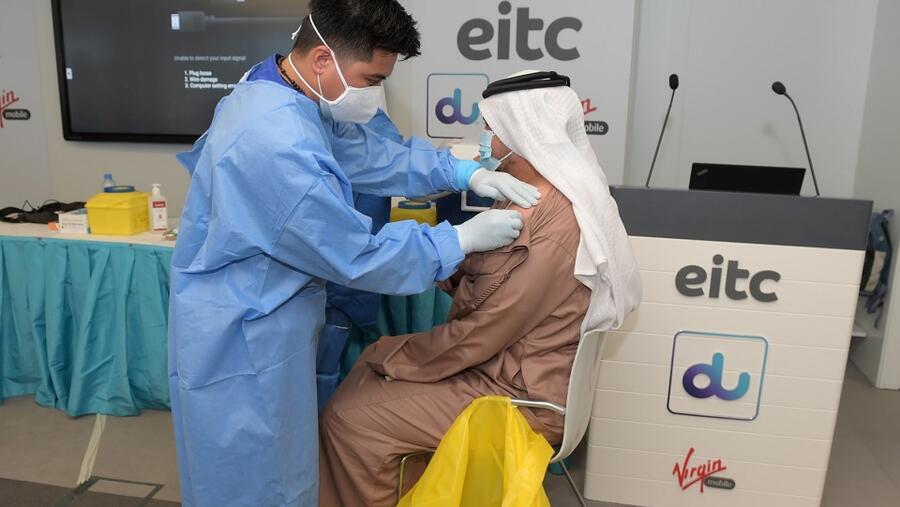 دو تتيح لموظفيها فرصة المشاركة في برنامج التطعيم الوطني