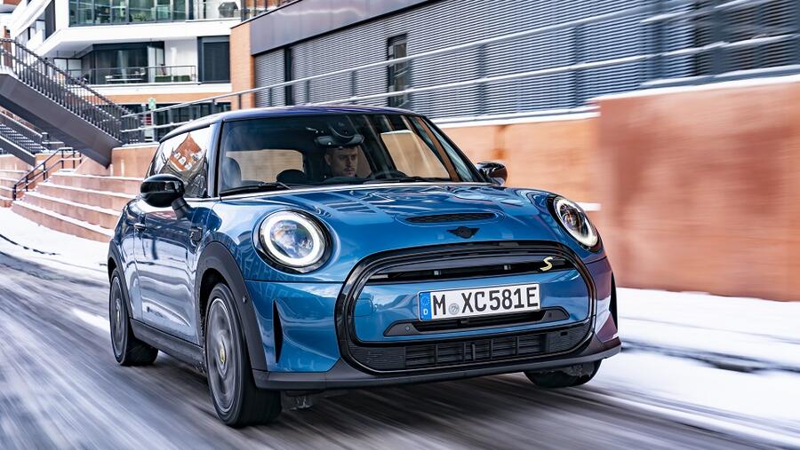 مزايا جديدة وحصرية لمتعة القيادة الكهربائية: مجموعة MINI ELECTRIC لسيارة MINI COOPER SE.