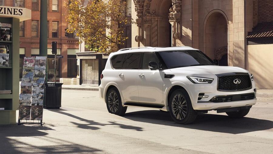 حضور مهيمن لسيارة إنفينيتي QX80 متعددة الاستخدامات على طرق الكويت