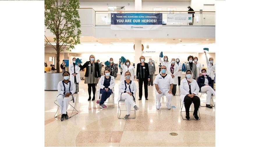 فريق من ممرّضي مستشفى "كليفلاند كلينك أبوظبي" يسرع لدعم نظرائهم الأمريكيين أثناء محاربة الجائحة   